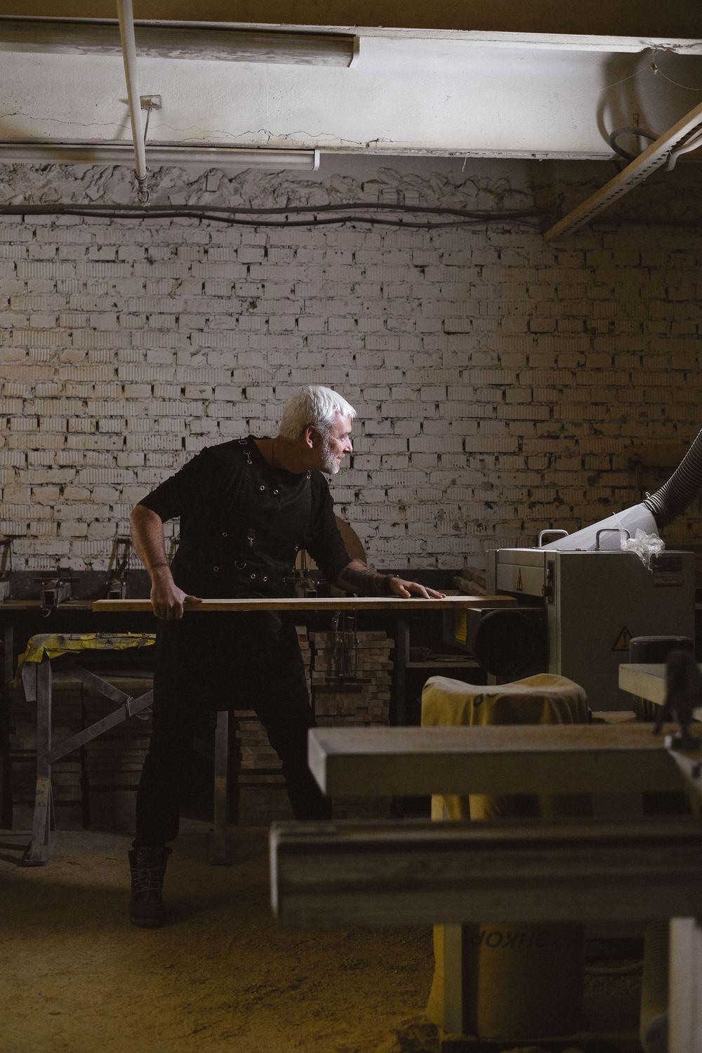 Ébéniste travaillant le bois en atelier